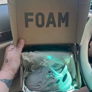 Brand new Yeezy foam runners for young kids size 4k